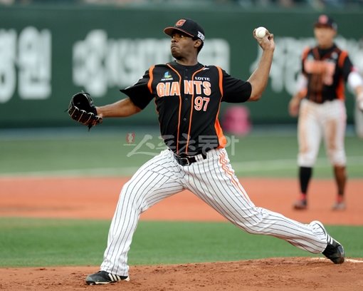 롯데 유먼이 10일 목동 넥센전에 선발 등판해 역투하고 있다. 6이닝 2실점으로 시즌 9승째(3패)를 챙긴 유먼은 니퍼트(두산), 양현종(KIA)과 함께 다승 부문 공동선두로 나섰다. 목동｜김민성 기자 marineboy@donga.com 트위터@bluemarine007