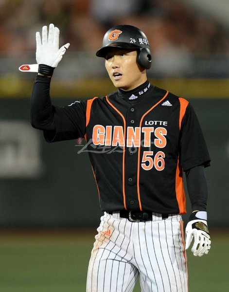 10일 오후 서울 목동야구장에서 '2013 한국야쿠르트 세븐 프로야구' 넥센 히어로즈와 롯데 자이언츠의 경기가 열렸다. 7회초 1사 2루에서 롯데 신본기가 1타점 적시타를 치고난 뒤 환호하고 있다. 목동｜김민성 기자 marineboy@donga.com 트위터 @bluemarine007