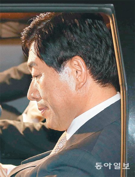 침통



10일 구속된 원세훈 전 국가정보원장이 서울 서초구 서초동 서울중앙지검에서 서울구치소로 떠나고 있다. 그는 혐의를 여전히 인정하지 않느냐는 질문에 “네” 하며 고개를 끄덕였다. 홍진환 기자 jean@donga.com