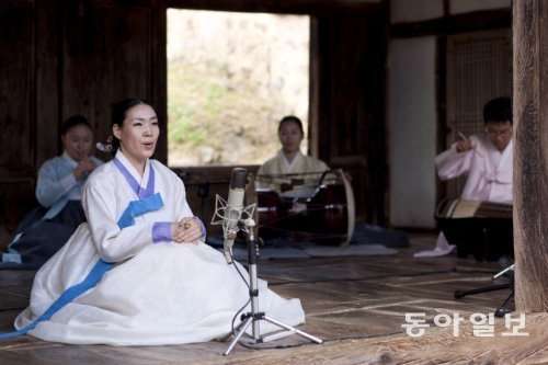 경북 경주시 양동마을 관가정에서 펼쳐진 정가악회의 여창가곡 녹음 현장. 마당에서 관객이 지켜보는 가운데 풀벌레 소리, 바람 소리도 함께 담겼다. 악당이반 제공