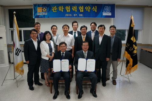 안산대학교 김주성 총장(오른쪽)과 안산세무서 김세한 서장(왼쪽)이 협약서를 교환하고 기념촬영을 하고 있다.