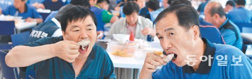 초복(13일)을 이틀 앞둔 11일 울산 북구 현대자동차 울산공장 본관식당에서 근로자들이 점심으로 삼계탕을 먹고 있다. 현대자동차 제공