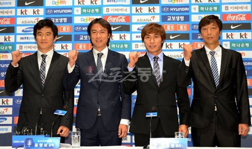 홍명보 감독이 11일 파주NFC에서 동아시안컵에 나설 23명의 선수 명단을 발표한 뒤 새롭게 인선한 코칭스태프와 결의를 다지고 있다. 왼쪽부터 박건하 코치, 홍 감독, 김태영 코치, 김봉수 GK코치. 파주｜김민성 기자 marineboy@donga.com 트위터 @bluemarine007