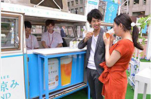 ‘무알코올 맥주’를 시민들이 시음해 보고 있다. 일본에서는 2009년부터 일반 맥주와 맛은 같으면서 알코올은 전혀 들어 있지 않은 무알코올 맥주가 인기를 끌고 있다. 사진 출처 산케이비즈니스