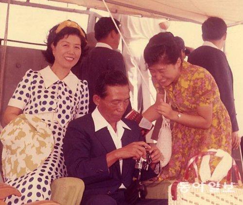 박근혜 대통령이 20대 시절인 1973년 8월 여름휴가지에서 부모님과 함께한 모습. 동아일보DB