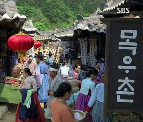 5월 방송된 드라마 ‘장옥정, 사랑에 살다’에 간접광고로 살짝 삽입된 농협 축산브랜드 ‘목우촌’의 한글 간판. SBS TV 화면 캡처
