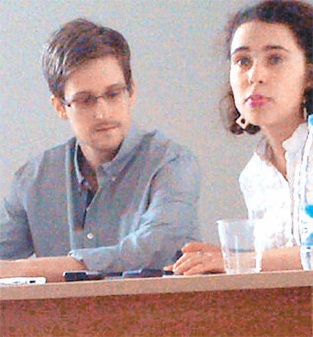 에드워드 스노든(왼쪽)이 12일 모스크바공항 환승구역에서 국제인권단체 관계자들과 만나 얘기하고 있다.

휴먼라이츠워치 관계자 트위터