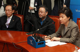지난해 1월 20일 한나라당 비상대책위원회에 참석한 박근혜 당시 비대위원장(오른쪽)과 조동원 전 본부장(박 위원장 왼쪽).