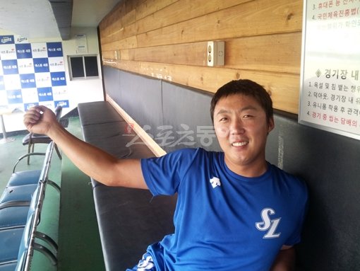 삼성 배영수가 대구구장 덕아웃에서 2007년 1월 팔꿈치 인대접합수술을 받아 더 이상 곧게 펴지지 않는 자신의 오른팔을 보여주고 있다. 대구｜이재국 기자