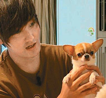 자고 일어나 씻지 않은 채로 애완견을 돌보고 있는 강타. MBC TV 화면 촬영