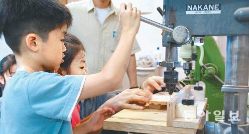 생활문화공동체 마을로 변모하고 있는 경기 부천시 송내2동 단독주택 밀집지역. 11명의 주민이 13일 동네 이니스 목공방에서 주민 강사로부터 목공예교실 2차 교육을 받았다. 이 마을에서는 연극놀이, 가족 숲길 걷기, 동네 벼룩시장 등이 열린다. 부천문화재단 제공