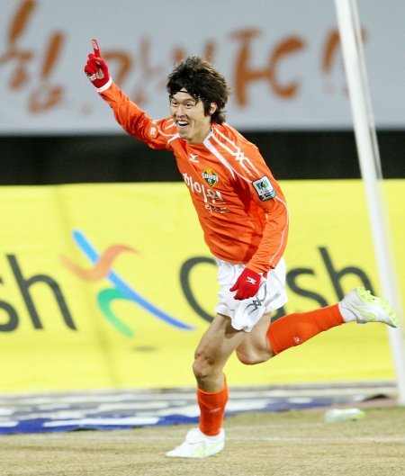 홍명보 감독과 다시 인연이 닿기까지 5년의 시간이 필요했다. 홍 감독이 수석코치였던 2008베이징올림픽 최종 엔트리에 탈락한 서동현은 시련을 딛고 태극마크를 다시 달았다. 사진제공｜강원FC