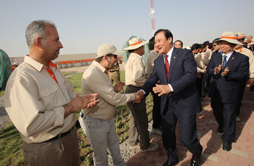 13일 한화건설이 진행 중인 이라크 비스마야 신도시 건설현장을 방문한 강창희 국회의장이 현장 관계자들과 악수하며 격려하고 있다. 사진제공｜한화건설