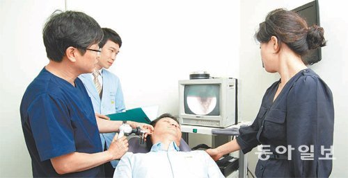 김성근 원장(왼쪽)이 모니터를 보며 환자의 청력검사를 하고 있다. 김성근이비인후과 제공