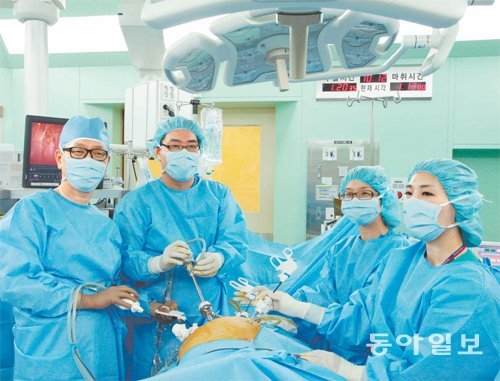 서울성모병원 의료진이 수술실에서 복강경 기법으로 위암 환자를 수술하고 있다. 서울성모병원 제공