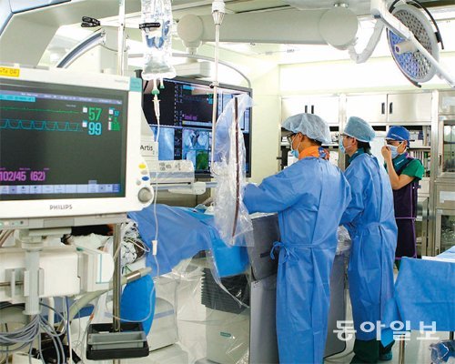 서울아산병원 심장병원의 하이브리드 수술은 고령, 수술 고위험군 환자의 수술 후 생존율과 치료율을 높이고 동시에 합병증 유발율을 크게 낮췄다는 평가를 받는다. 서울아산병원 제공