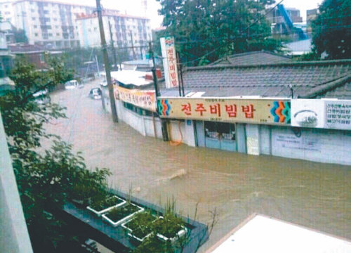 14일 오전에 쏟아진 폭우로 강으로 변해 버린 강원 춘천시 춘천우체국 뒤편 주택가. 한 누리꾼이 찍어 트위터에 올린 사진이 인터넷을 통해 퍼졌다. 사진 출처 트위터