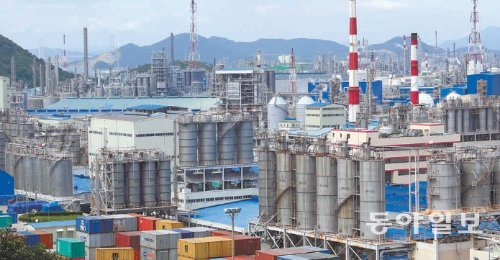 15일 전남 여수국가산업단지 내 여천NCC 2공장. 제품 생산 시설이 원료 및 제품 이동 통로인 수송관들과 복잡하게 얽혀 있다. 여천NCC 관계자는 “공장이 멀리 떨어져 있으면 관이 길어져야 하기 때문에 제품과 원료를 수송하는 데 효율성이 떨어진다”고 말했다. 여수=박영철 기자 skyblue@donga.com