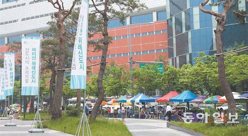 지난달 떴다방이 대거 등장하며 청약 열풍이 불었던 ‘래미안 위례신도시’ 아파트 본보기집 앞. 동아일보DB