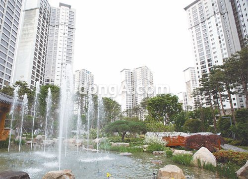 경기 고양시 식사동의 대단지 아파트는 같은 면적이라도 주택담보대출 여부에 따라 전세금이 1억5000만 원 차이가 난다. 동아일보DB