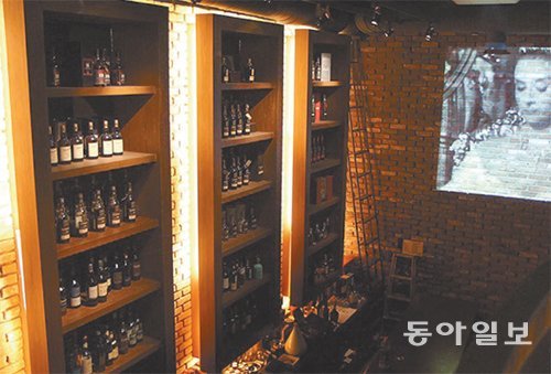 서울 용산구 한남동에 있는 싱글몰트 위스키 전문바 ‘볼트+82’는 수십여 가지 몰트 위스키를 판매한다. 위스키와 궁합이 잘 맞는 시가를 선택해 피울 수도 있다. 볼트+82 제공