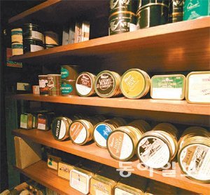 서울 용산구 한남동의 ‘더 셜록’에 진열된 연초 제품들. 더 셜록 제공