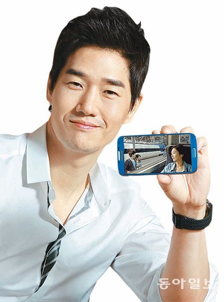 유지태 씨가 자신이 직접 연출한 ‘순간의 이끌림’ 편의 한 장면을 보여주고 있다. 삼성전자 제공