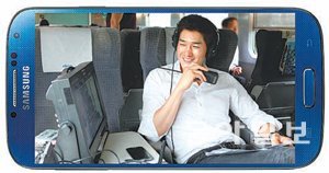 배우 겸 영화감독 유지태 씨가 ‘순간의 이끌림’ 편을 연출하고 있는 모습. 삼성전자 제공