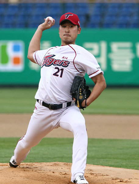 KIA 윤석민이 17일 광주 한화전에 선발 등판해 역투하고 있다. 윤석민은 이날 6이닝 1실점으로 뒤늦게 시즌 첫 선발승을 신고했다. 사진제공｜스포츠코리아