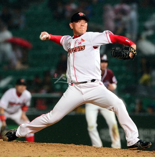 17일 저녁 인천 문학야구장에서 예정된 2013프로야구 SK와 넥센의 경기에서 SK 투수 박정배가 7회초 1사 1,2루때 마운드에 올라 투구하고 있다. 문학ㅣ박화용 기자 inphoto@donga.com 트위터 @seven7sola