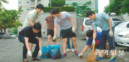 “반성합니다” 캠퍼스 청소하는 역도부 인하대 역도부 동아리 학생들이 17일 3월 발생한 신입생 폭행사고와 관련해 반성과 자숙하는 의미로 캠퍼스를 돌며 쓰레기를 치우는 봉사활동을 하고 있다. 김영국 동아닷컴 객원 기자 press82@donga.com