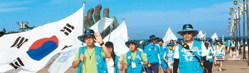 유럽한인총연합회가 마련한 국토대장정에 참가한 한인 2세들이 16일 포항제철소를 견학한 뒤 호미곶 광장을 걷고있다. 포항시 제공