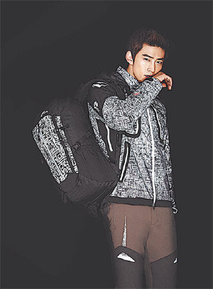 ‘루민 2L 리플렉트 방수재킷’과 ‘리플렉션 30L 배낭’. 네파 제공