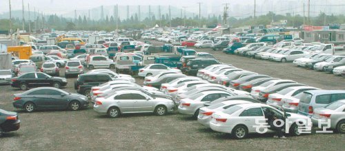 인천항은 국내 중고자동차 수출 물량의 85%를 처리하고 있다. 항만 주변에 중고자동차 수출단지가 많지만 유원지 내 중고차 단지는 불법시설이어서 강제철거 위기에 놓였다. 김영국 동아닷컴 객원기자 press82@donga.com