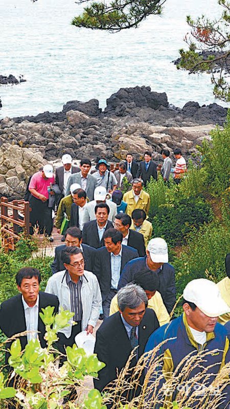 관광객들이 경북 경주시 양남면 읍천리 파도소리길을 걷고 있다. 주상절리가 펼쳐진 독특한 풍경을 감상할 수 있어 관광객의 발길이 이어진다. 경주시 제공