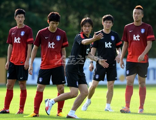 홍명보 감독(가운데)이 18일 파주NFC에서 진행된 이틀 째 훈련에서 선수들 앞에서 직접 시범을 보이며 전술을 설명하고 있다. 파주｜김민성 기자 marineboy@donga.com 트위터 @bluemarine007