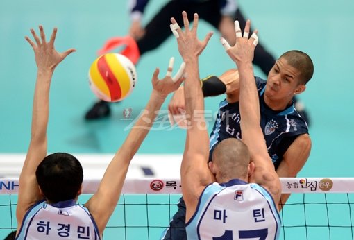 삼성화재와 대한항공을 제외한 프로배구 남자부 4개 팀이 사령탑을 새롭게 교체한 가운데 컵 대회에서 어떤 모습을 보여줄지 기대를 모으고 있다. V리그 지난 시즌 삼성화재-대한항공 경기 모습. 스포츠동아DB