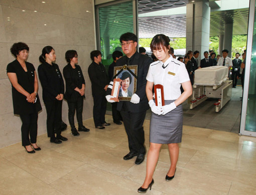 故 구옥희 전 KLPGA 회장의 시신이 18일 서울 서초구 서울추모공원에 도착해 운구되고 있다. 사진제공｜KLPGA