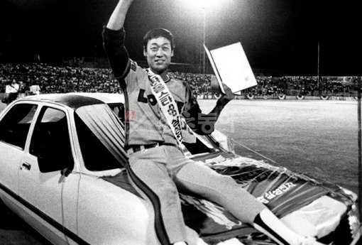 김 감독이 1984년 미스터 올스타로 선정된 뒤 경품으로 받은 자동차 보닛 위에 앉아 웃고 있다. 스포츠동아DB