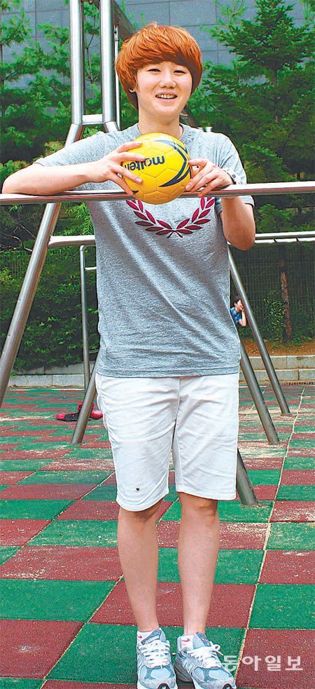 김온아는 18일 인천시체육회 선수단 숙소 근처에 있는 인천의 한 초등학교 운동장에서 인터뷰 사진을 찍었다. 축구와 농구 골대는 있는데 핸드볼 골대를 찾지 못한 김온아는 철봉 앞으로 가서 섰다. 인천=이종석 기자 wing@donga.com