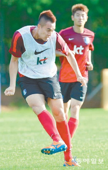 18일 경기 파주시 축구대표팀트레이닝센터(NFC)에서 장신 공격수 김신욱이 훈련에 열중하고 있다. 파주=김민성 스포츠동아 기자 marineboy@donga.com