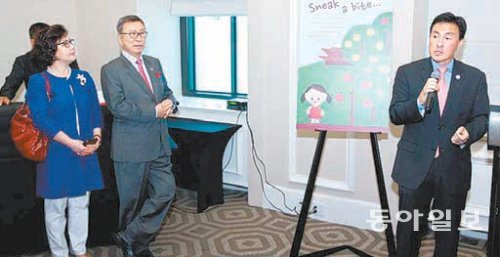 17일 미국 워싱턴 W호텔에서 열린 한국 과일 브랜드 ‘서리(seoree)’ 발표회 모습. 워싱턴=정미경 특파원 mickey@donga.com