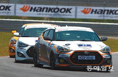 지난달 열린 코리아스피드페스티벌 3라운드에서 참가차량들이 질주하고 있다. KSF조직위원회 제공