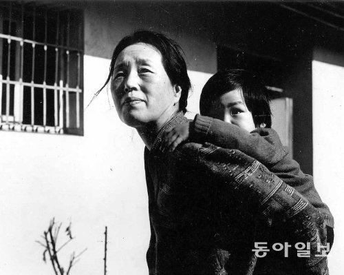 정릉 집에서 손자를 업고 있는 작가 박경리를 김일주 씨가 찍은 것이다. 1982년 가을경이다. 동아일보DB