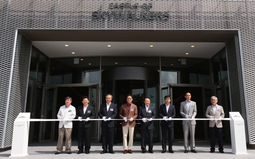 대한배구협회 임태희 회장과 현대캐피탈 정태영 사장, 한국배구연맹 구자준 총재(왼쪽 3번째부터)가 훈련장 개관식에서 태이프를 자르고 있다. 사진제공｜현대캐피탈