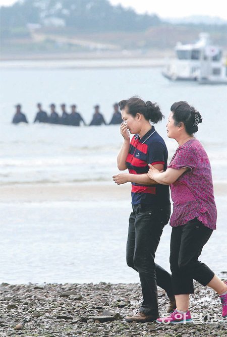 억장 무너지는 모정



사설 해병대 캠프에 참가했다가 실종된 공주대사범대부설고 김동환 군의 어머니(왼쪽)가 19일 충남 태안군 안면도 사고 현장에서 실종된 아들을 생각하며 바닷가를 헤매고 있다. 어머니의 간절한 바람에도 불구하고 이날 오후 4시 55분경 김 군은 싸늘한 주검으로 발견됐다. 태안=김재명 기자 base@donga.com