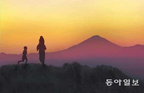 아프가니스탄에는 산이 많다. 산은 인간의 사랑과 상처, 희생과 배신까지 묵묵히 품는다. 소설 속에서 이별을 앞두고 사막을 건너던 오누이를 내려다본 것도 산이었다. 어린 시절 헤어진 뒤 반세기 넘게 떨어져 산 그들의 삶에 산은 어떤 메아리를 퍼뜨리게 될까. 현대문학 제공