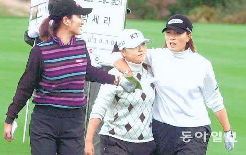 2001년 11월 제주 나인브릿지골프장에서 열린 CJ 나인브릿지 스킨스 게임에 출전한 박세리(오른쪽), 김미현(가운데), 박지은이 라운딩 도중 담소를 나누며 나란히 걷고 있다. 미국여자프로골프(LPGA)투어에 진출한 한국 선수 1세대인 이들은 ‘선의의 경쟁’을 하면서 한국 여자 골프의 수준을 한껏 끌어올렸다. 박지은과 김미현이 지난해 은퇴하면서 현재 박세리만 투어 생활을 계속하고 있다. 동아일보DB
