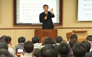 강창희 대표는 1년에 300회 이상 노후설계를 주제로 강연을 하고 있다.