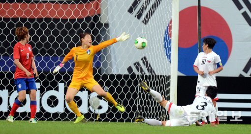 한국이 북한의 호은별에게 역전골을 허용하고 있다. 상암 | 김민성 기자 marineboy@donga.com 트위터 @bluemarine007